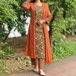 100% কটন থ্রি-পিস – প্রিন্ট ও এমব্রয়ডারি কাজ