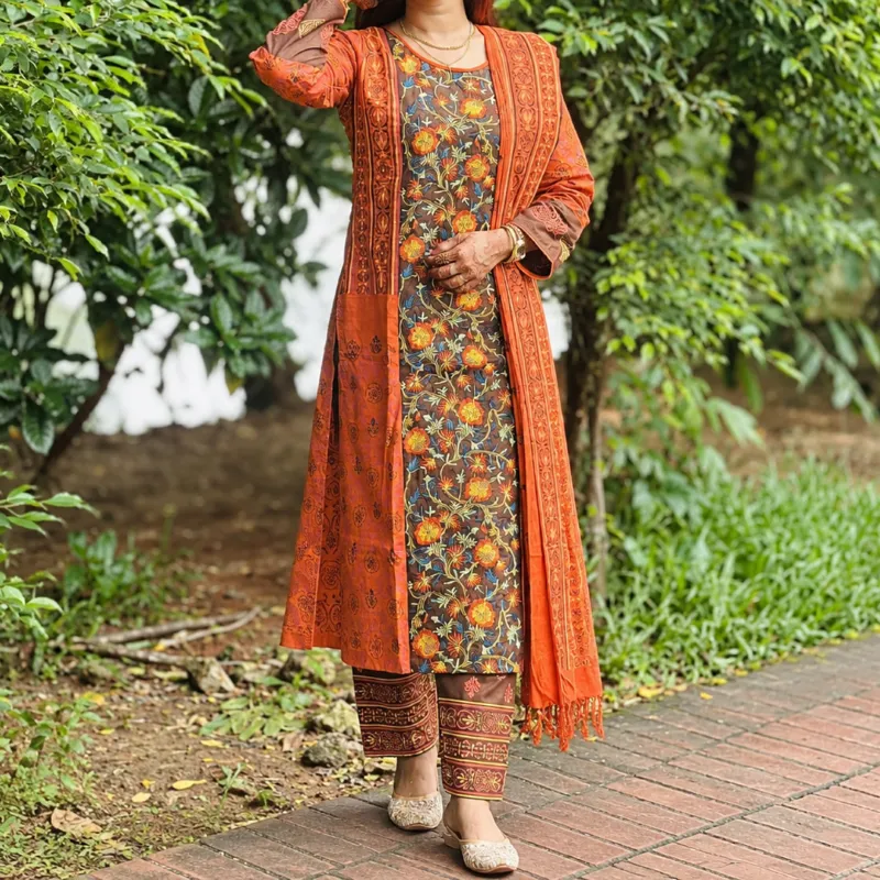 100% কটন থ্রি-পিস – প্রিন্ট ও এমব্রয়ডারি কাজ