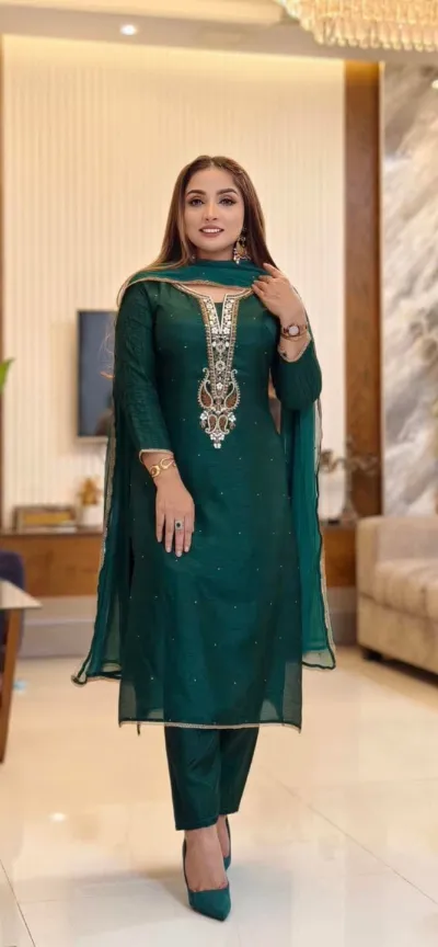 এমব্রয়ডারি করা টপেটো সিল্ক থ্রি পিস, লেস শিফন ওড়না, 6 রং