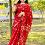 গাঢ় লাল ও সোনালি জরি ব্লক-প্রিন্ট কটন শাড়ি