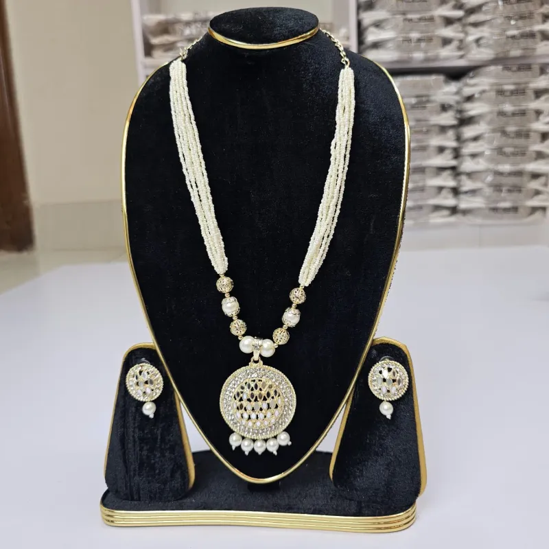 মেয়েদের ম্যাচিং নেকলেস ও কানের দুল সেট
