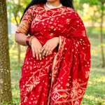 গাঢ় লাল ও সোনালি জরি ব্লক-প্রিন্ট কটন শাড়ি