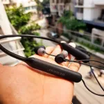 Recrsi RE-NY026 ওয়্যারলেস ব্লুটুথ নেকব্যান্ড – 18 ঘণ্টা প্লেটাইম, ওয়াটারপ্রুফ স্পোর্টস ইয়ারফোন