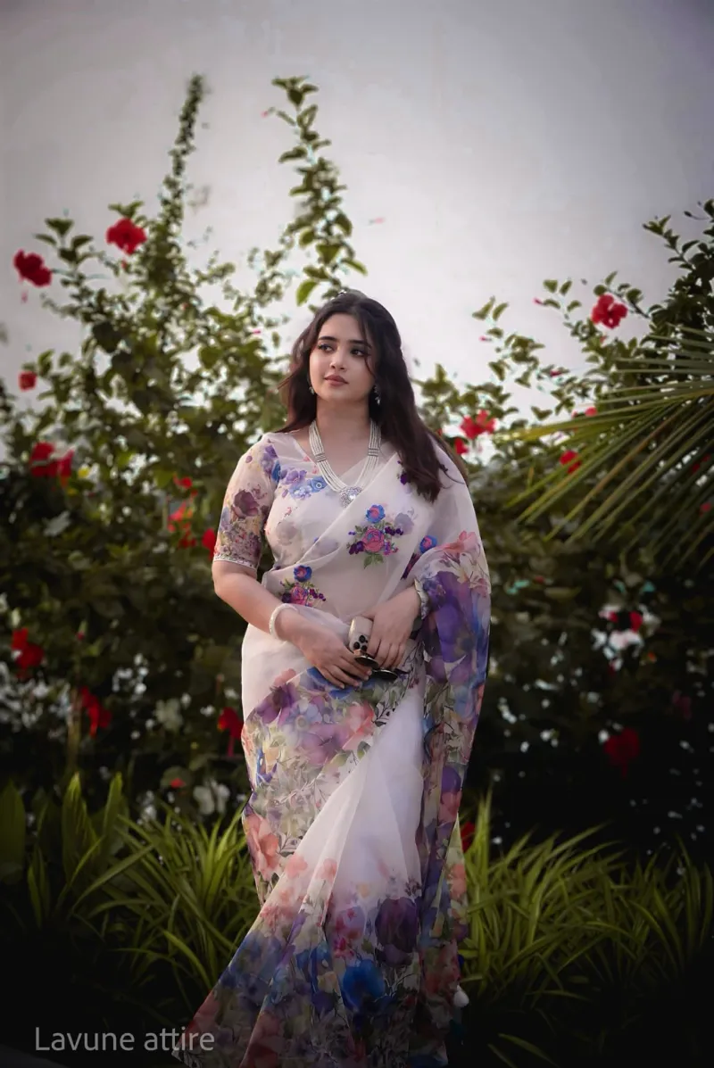 ব্লাউজ পিসসহ চান্দেরি সিল্ক ফ্লোরাল প্রিন্ট শাড়ি, 5 রং