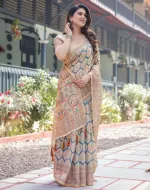মেয়েদের চান্দুরি সিল্ক শাড়ি, ডিজিটাল প্রিন্ট ও ট্যাসেলসহ