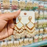 অফ-হোয়াইট পার্ল স্টেটমেন্ট কানের দুল