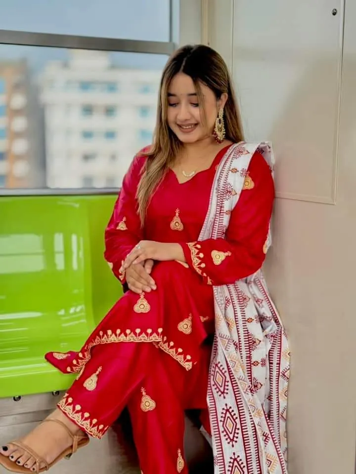মেয়েদের ঝুমকা এমব্রয়ডারি AC কটন থ্রি পিস, প্রিন্টেড ওড়না