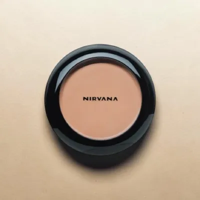 Nirvana ম্যাটিফাইং অ্যান্ড পোরলেস প্রেসড পাউডার - Light Golden