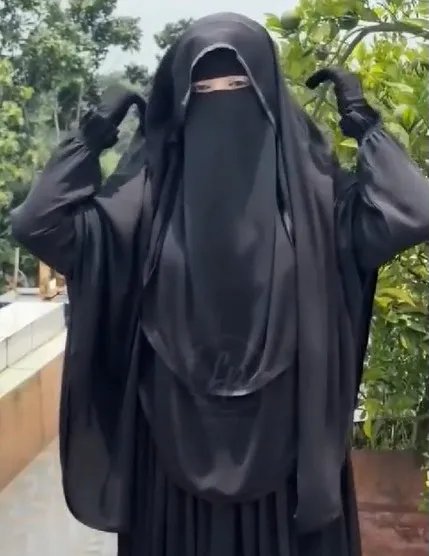 হুডি স্টাইল হিজাব চেরি ফেব্রিকে সাটিন ওয়ার্কসহ