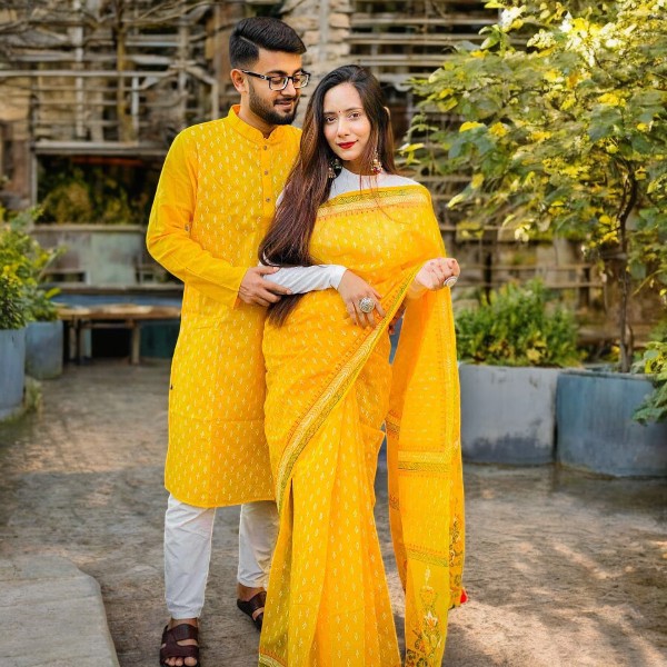 Yellow কাপল আউটফিট
