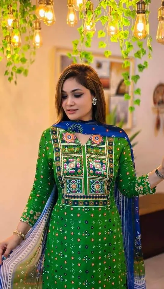 লিনেন থ্রি পিস, স্ক্রিন প্রিন্ট ও স্টোন ওয়ার্ক, 40 থেকে 44 সাইজ