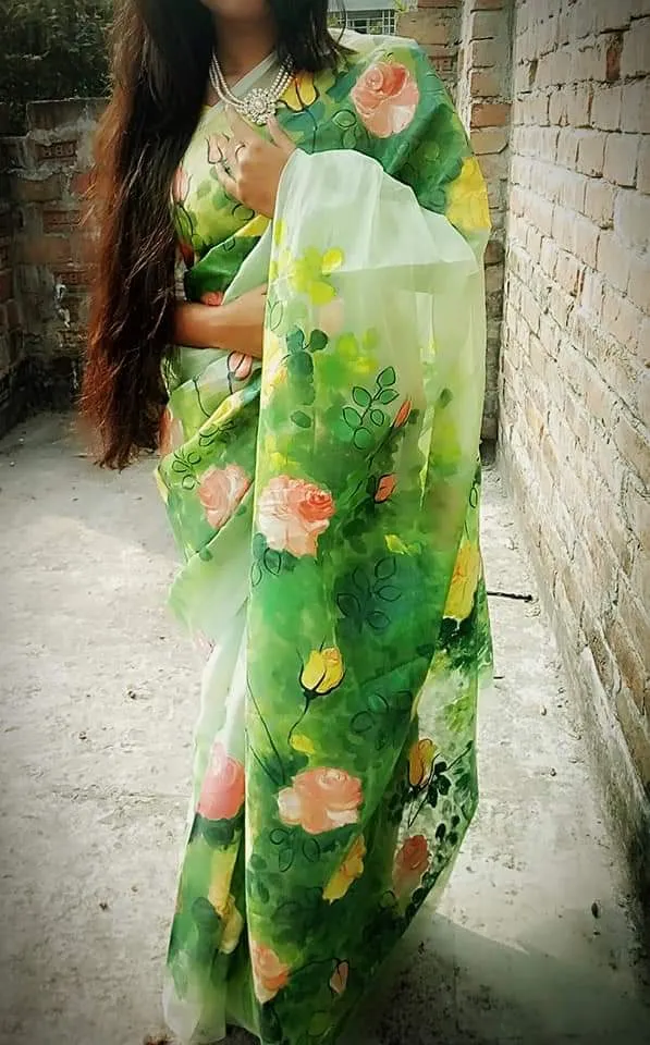মহিলাদের হাতে ব্রাশ পেইন্ট করা হাফ সিল্ক শাড়ি