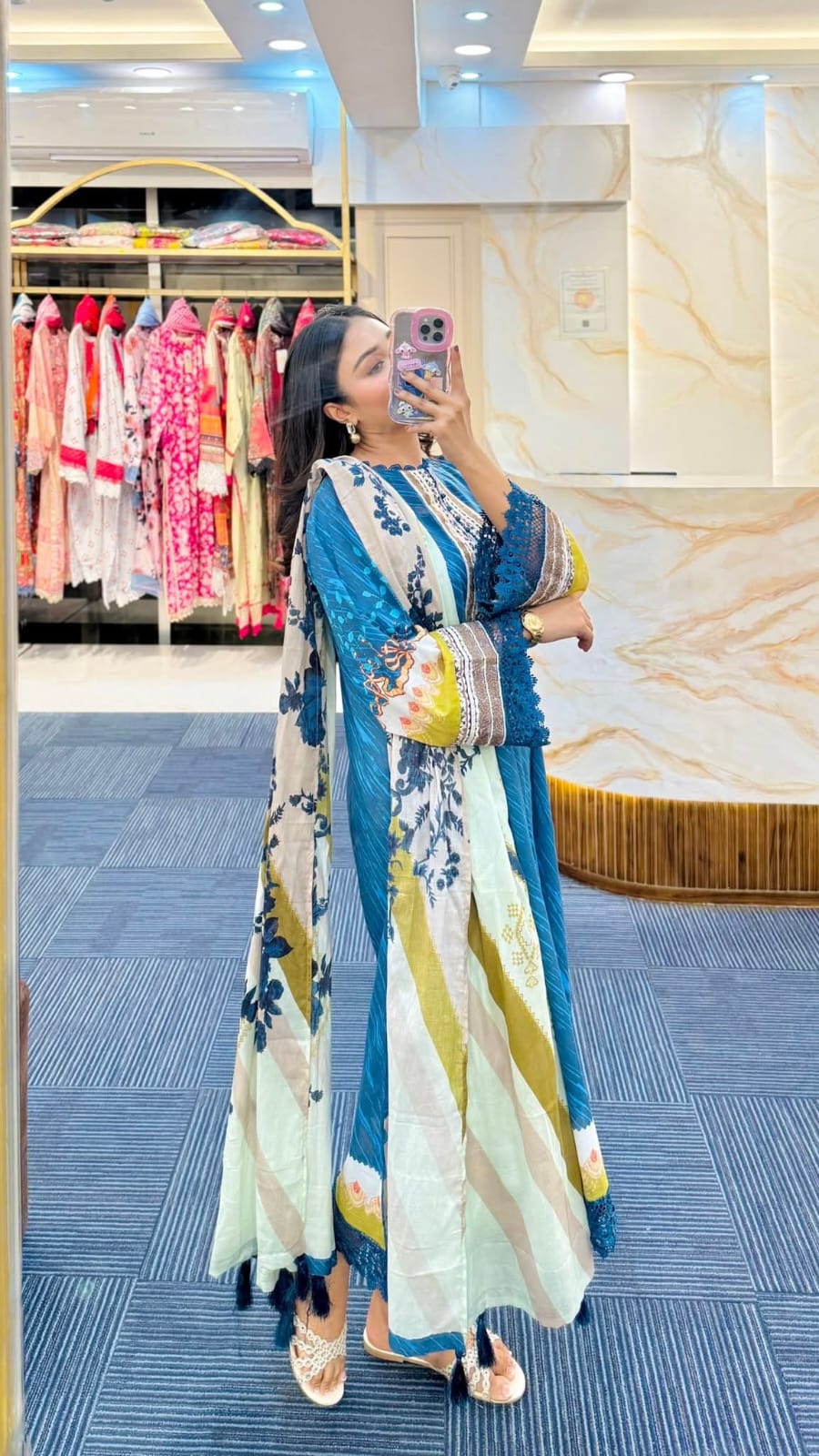 মেয়েদের লেস ট্রিম ডিজিটাল প্রিন্ট কামিজ, পান্ট ও ওড়না সেট