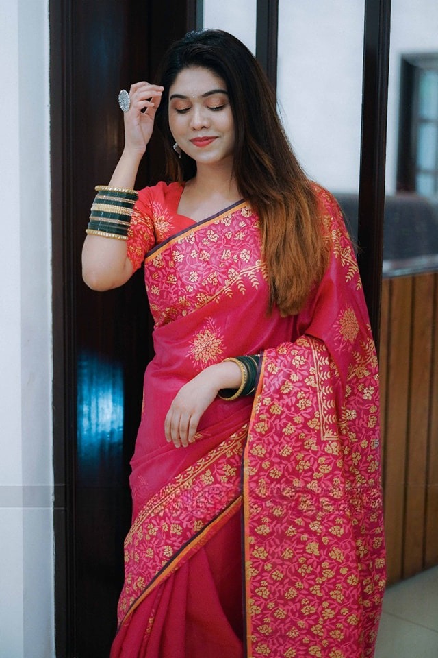 Kubari রেশম সিল্ক ম্যাক্রো প্রিন্ট শাড়ি, ট্যাসেল ও ব্লাউজ পিসসহ