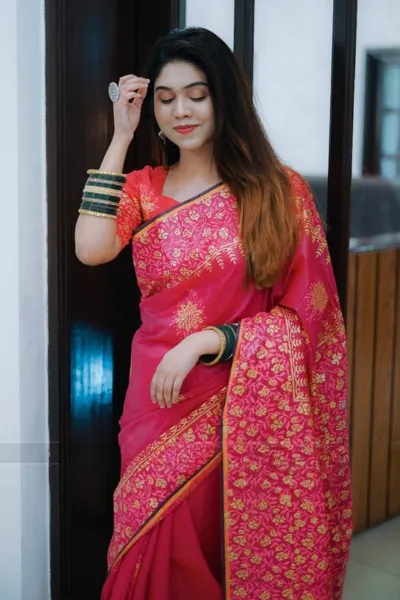Kubari রেশম সিল্ক ম্যাক্রো প্রিন্ট শাড়ি, ট্যাসেল ও ব্লাউজ পিসসহ