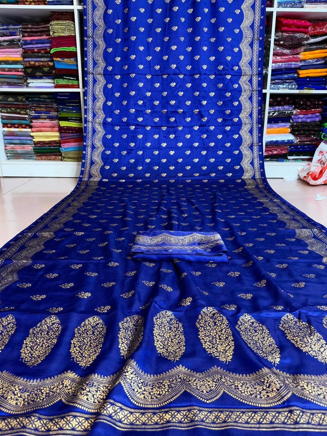 এক রঙের সিল্ক স্কিন প্রিন্ট শাড়ি, ম্যাচিং ব্লাউজ পিসসহ