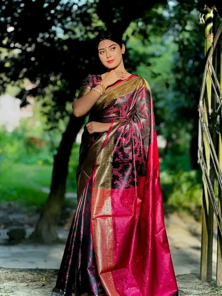 জরির কাজের বেনারসি কাতান সিল্ক শাড়ি, ম্যাচিং ব্লাউজ পিসসহ