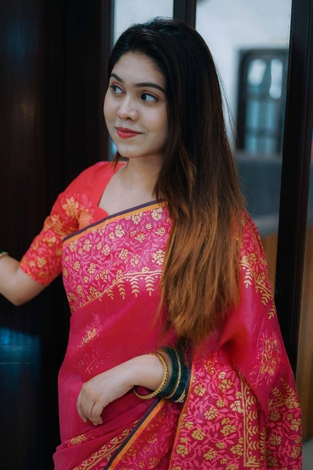 Kubari রেশম সিল্ক ম্যাক্রো প্রিন্ট শাড়ি, ট্যাসেল ও ব্লাউজ পিসসহ