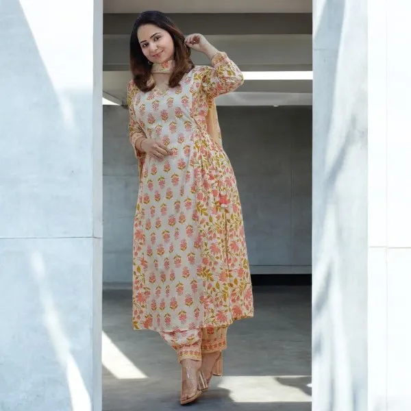 কারচুপি থ্রি পিস, গলায় এমব্রয়ডারি করা