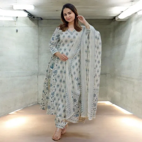 এমব্রয়ডারি করা কটন থ্রি পিস