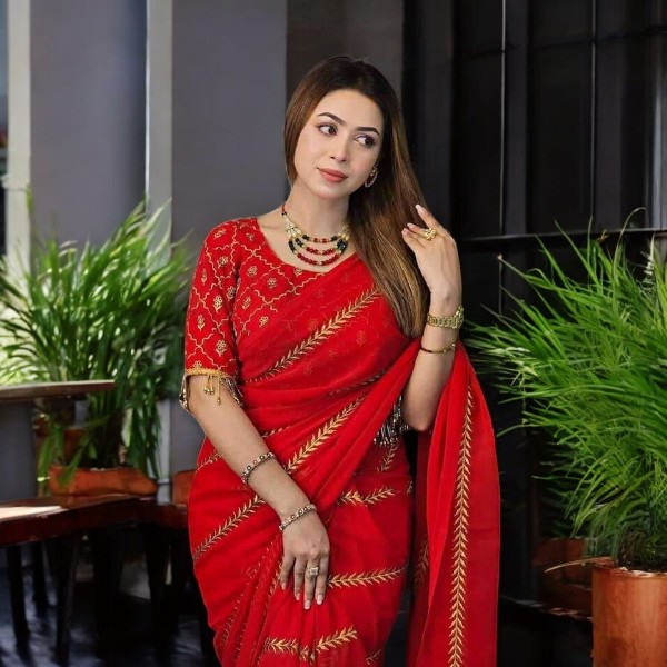 মার্জিত এমব্রয়ডারি শাড়ি