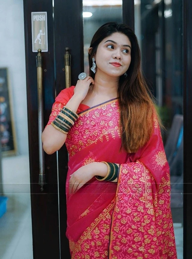 Kubari রেশম সিল্ক ম্যাক্রো প্রিন্ট শাড়ি, ট্যাসেল ও ব্লাউজ পিসসহ