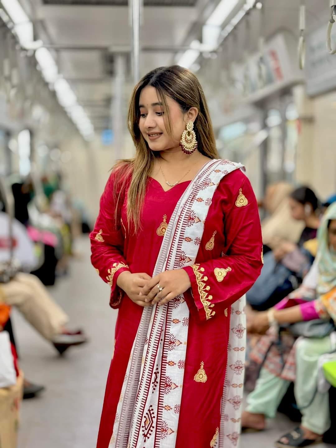 মেয়েদের ঝুমকা এমব্রয়ডারি AC কটন থ্রি পিস, প্রিন্টেড ওড়না