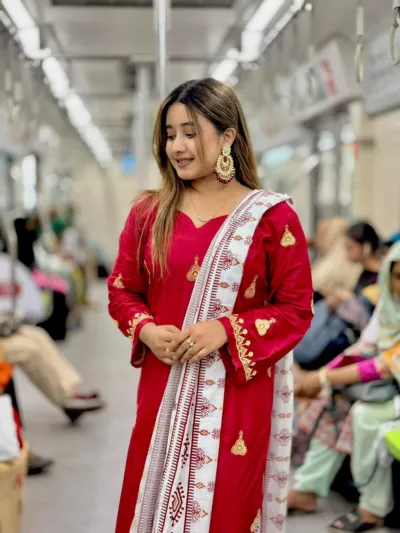 মেয়েদের ঝুমকা এমব্রয়ডারি AC কটন থ্রি পিস, প্রিন্টেড ওড়না