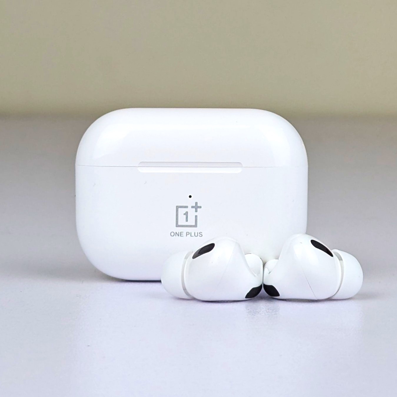 OnePlus AirRO3 ট্রু ওয়্যারলেস ব্লুটুথ ইয়ারবাডস – নয়েজ রিডাকশন, 360mAh ব্যাটারি (সাদা)