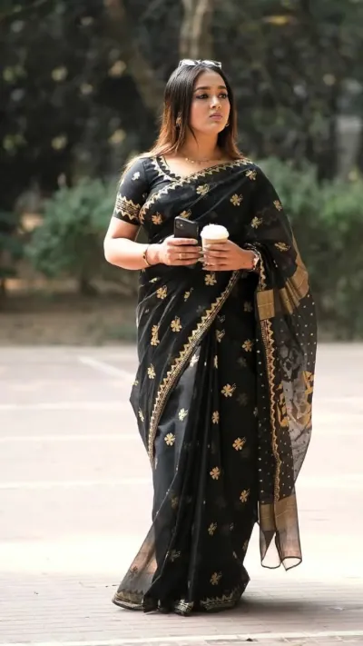 ধুপিয়ান সিল্ক ব্লক প্রিন্ট শাড়ি ব্লাউজ পিসসহ