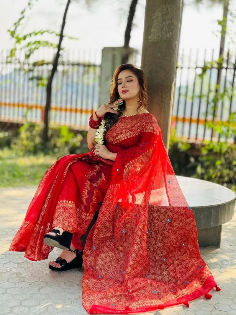 ব্লক প্রিন্ট সেমি মসলিন শাড়ি, কটন ভয়েল ব্লাউজ, 14 হাত