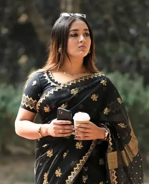 প্রতিদিনের জন্য হালকা সেমি মসলিন শাড়ি, 14 হাত