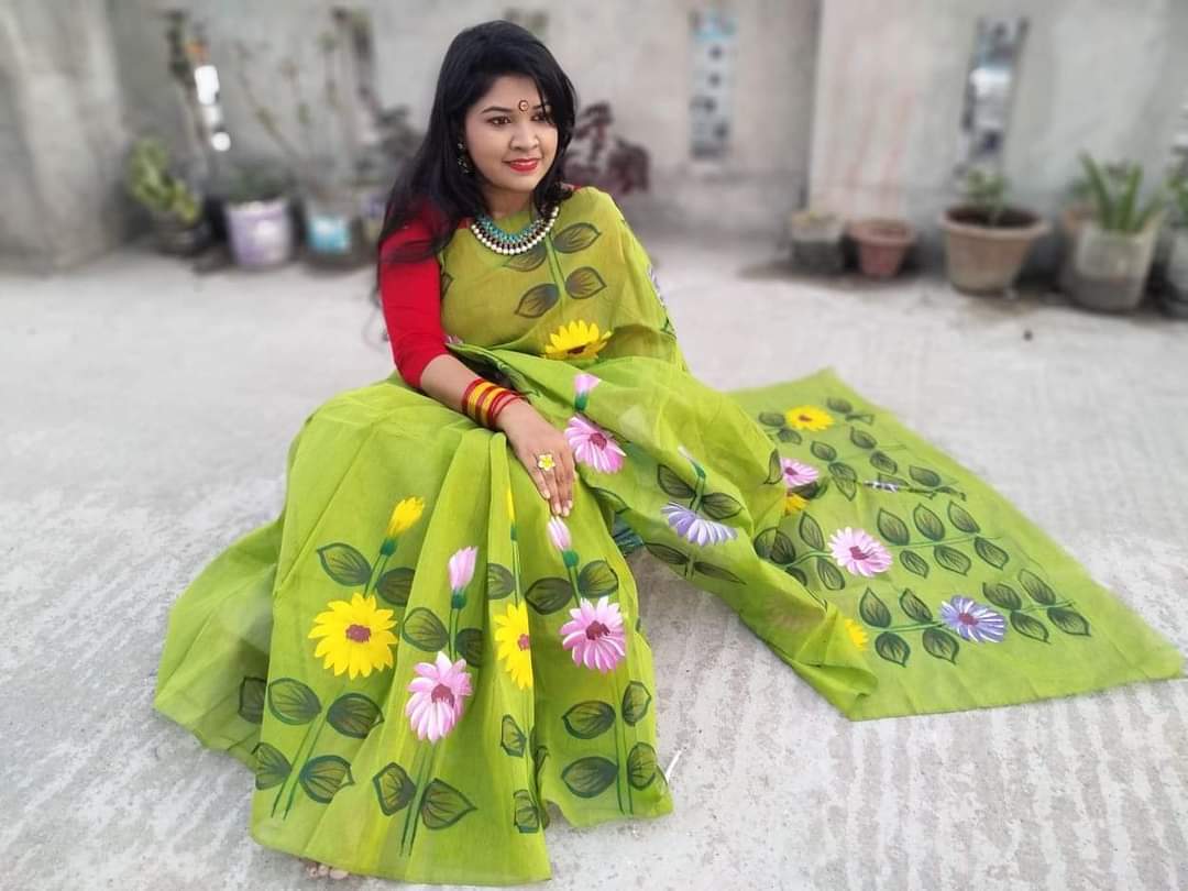সব বয়সী মহিলাদের হ্যান্ড পেইন্টেড হাফ সিল্ক শাড়ি