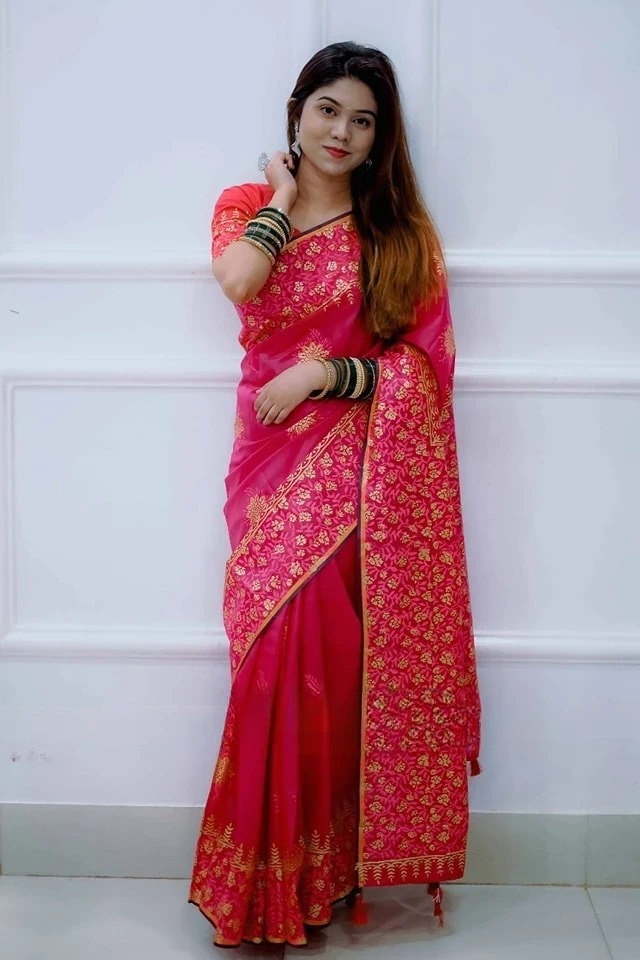 Kubari রেশম সিল্ক ম্যাক্রো প্রিন্ট শাড়ি, ট্যাসেল ও ব্লাউজ পিসসহ