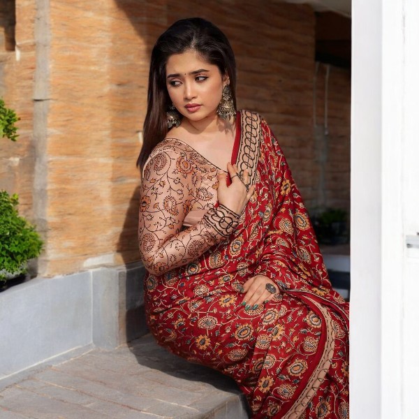 মডার্ন সিল্ক শাড়ি ম্যাচিং ব্লাউজসহ