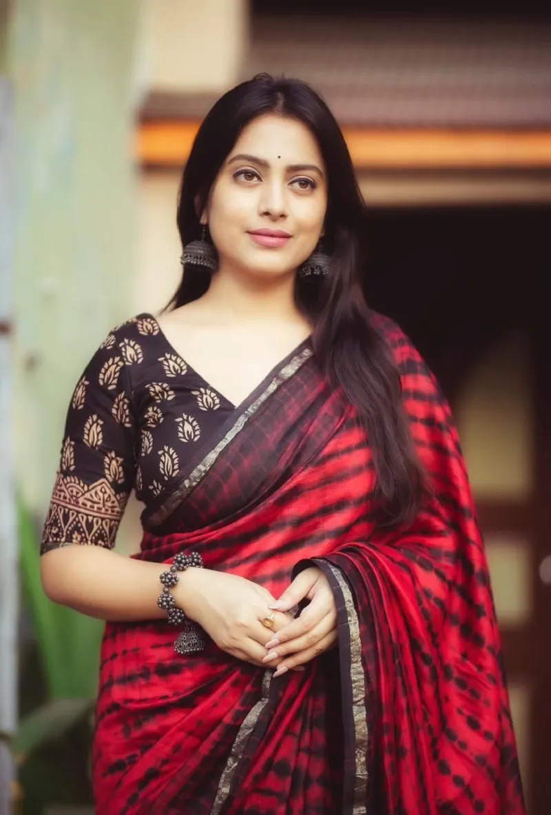 মেয়েদের চান্দুরি সিল্ক শাড়ি, ডিজিটাল প্রিন্ট ও ট্যাসেলসহ