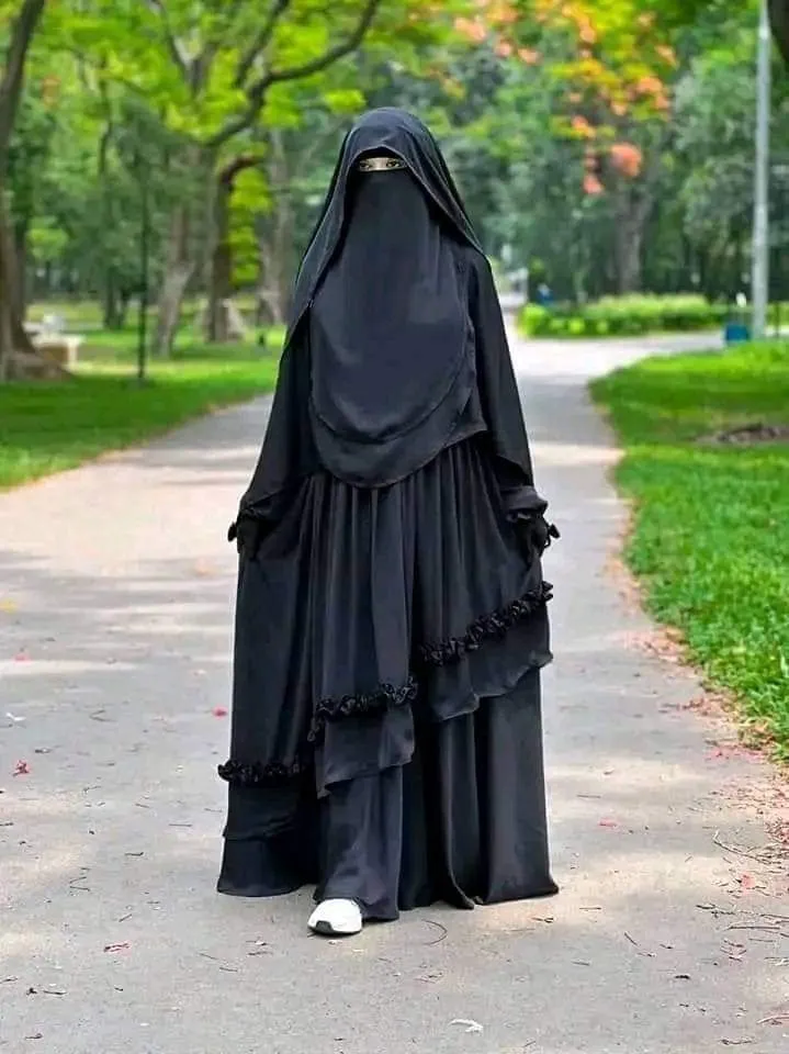 আয়েশা বোরকা ফুল সেট হিজাব ও নিকাবসহ, চেরি কাপড়
