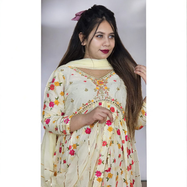 আলিয়া কাট থ্রি-পিস