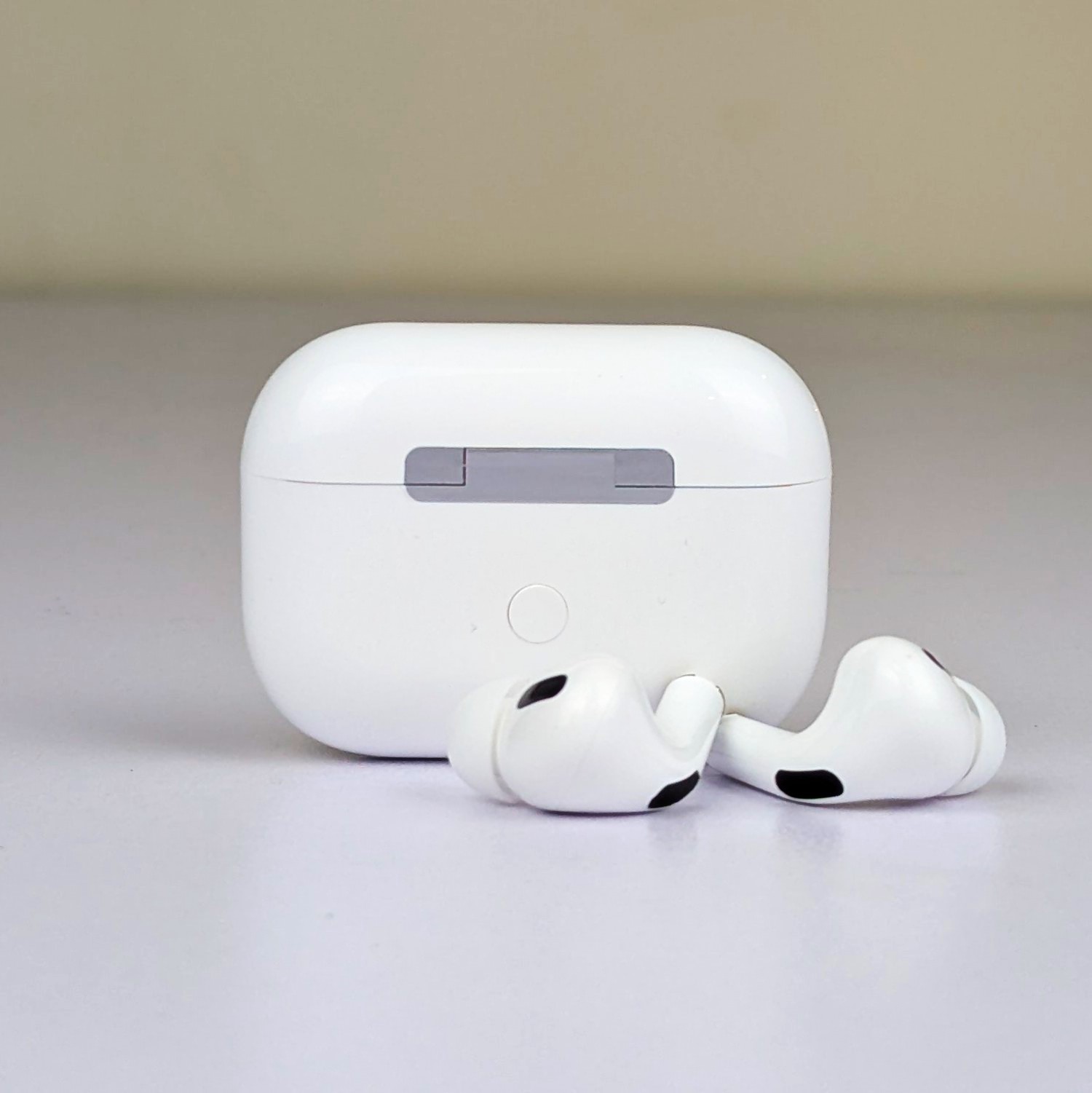 OnePlus AirRO3 ট্রু ওয়্যারলেস ব্লুটুথ ইয়ারবাডস – নয়েজ রিডাকশন, 360mAh ব্যাটারি (সাদা)