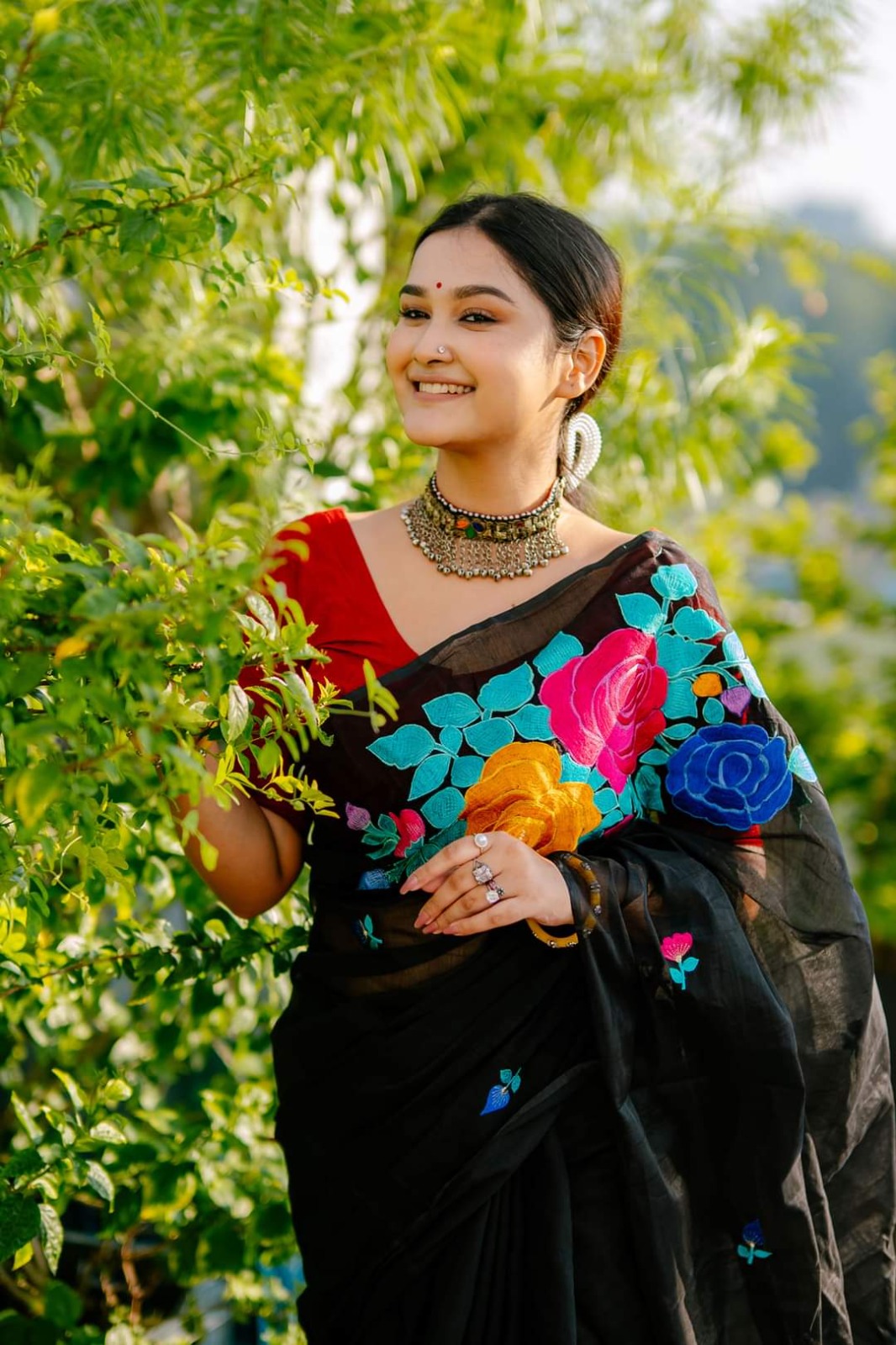 এমব্রয়ডারি কাজের হাফ সিল্ক শাড়ি, 12 হাত, ব্লাউজ ছাড়া