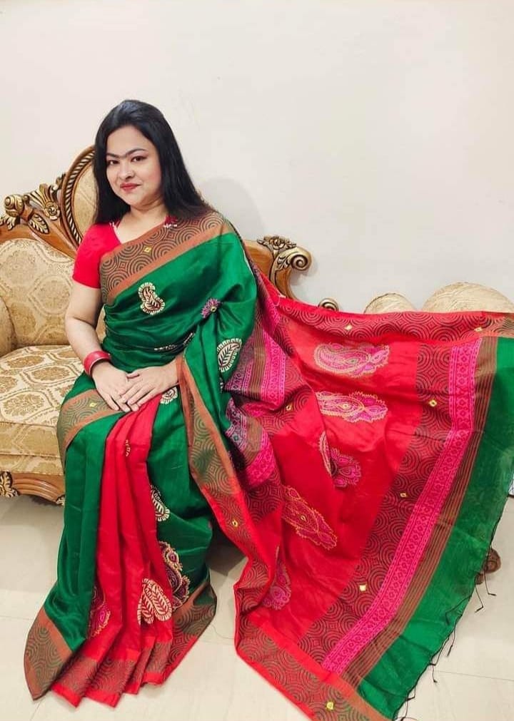 মহিলাদের হ্যান্ড প্রিন্ট হাফ সিল্ক শাড়ি, 12 হাত লম্বা