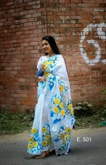 সব বয়সী মহিলাদের হ্যান্ড পেইন্টেড হাফ সিল্ক শাড়ি