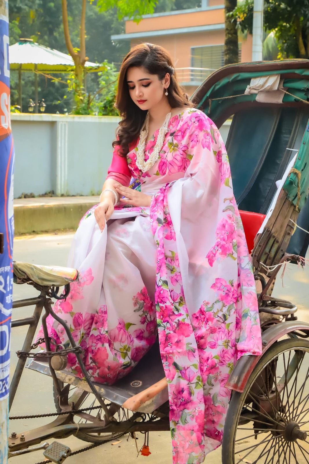 মেয়েদের ডিজিটাল প্রিন্ট চান্দুরি সিল্ক শাড়ি, ব্লাউজ পিস সহ
