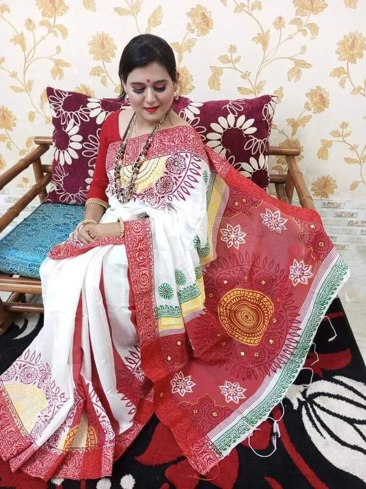 মহিলাদের হ্যান্ড প্রিন্ট হাফ সিল্ক শাড়ি, 12 হাত লম্বা