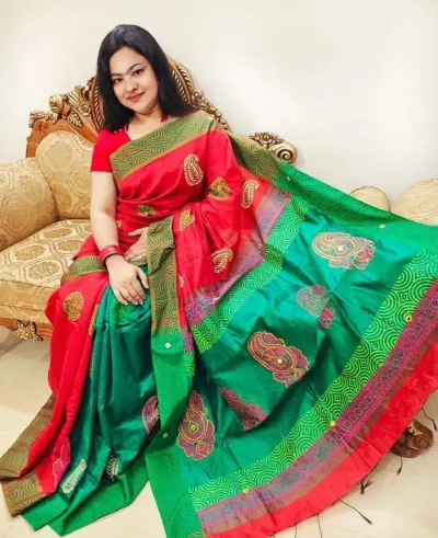 এক রঙের হ্যান্ড প্রিন্ট হাফ সিল্ক শাড়ি, 12 হাত লম্বা