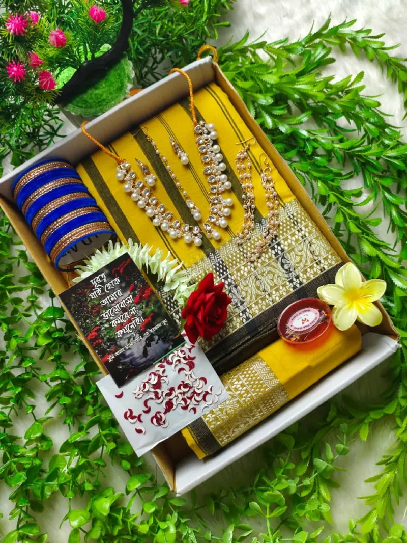 Gift Saree Combo with Kundan Set, Bangles, Gajra and Box