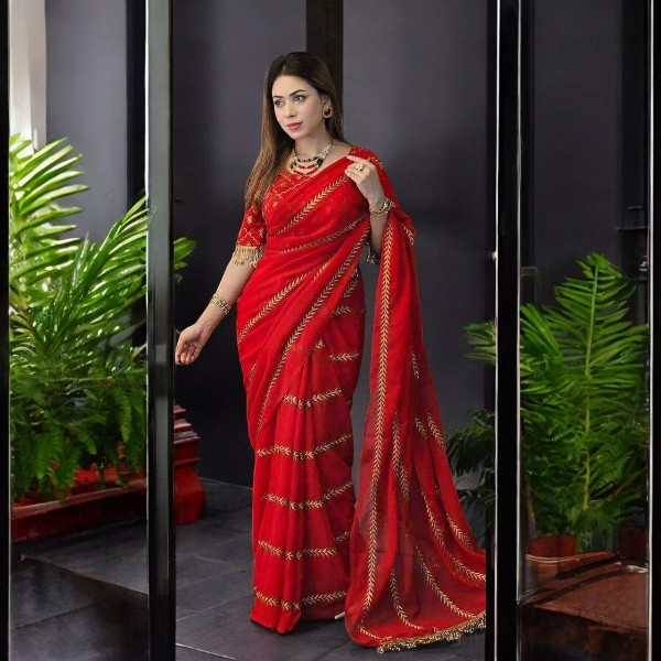 মার্জিত এমব্রয়ডারি শাড়ি