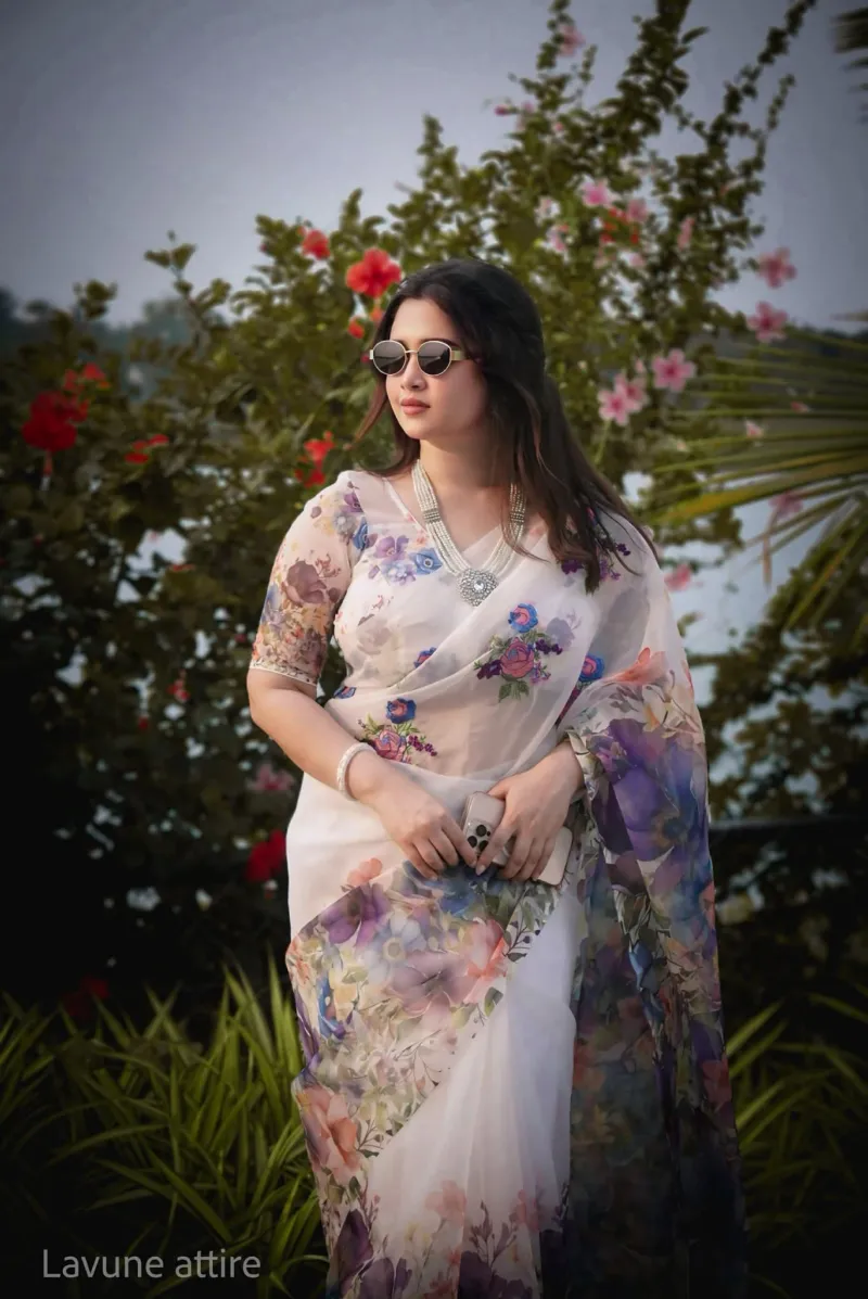 ব্লাউজ পিসসহ চান্দেরি সিল্ক ফ্লোরাল প্রিন্ট শাড়ি, 5 রং