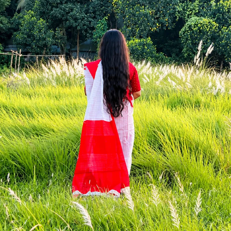 দুর্গাপূজার ট্র্যাডিশনাল লাল-সাদা কটন হ্যান্ডলুম শাড়ি