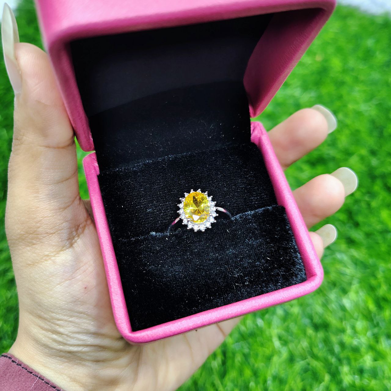 ক্লাসিক ক্রিস্টাল ক্রাউন আংটি – গোল্ডেন ফিনিশ